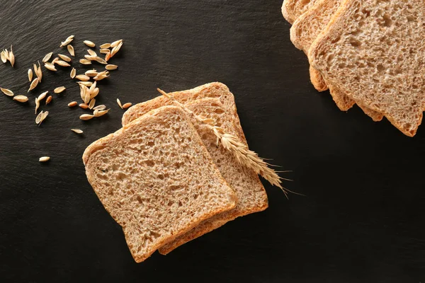 Нарезанный свежий хлеб — стоковое фото