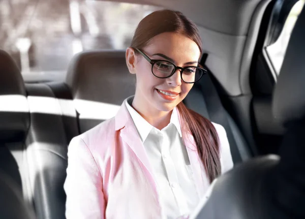 Mujer de negocios en coche de lujo —  Fotos de Stock