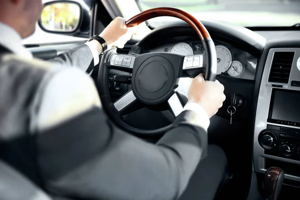 Chauffeur am Steuer eines Autos — Stockfoto