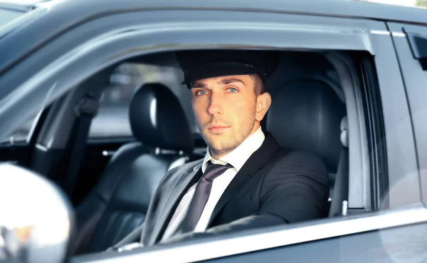 Chauffeur dirigindo um carro — Fotografia de Stock