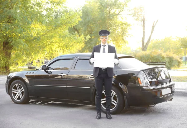Chaufför stående med vit tavla — Stockfoto