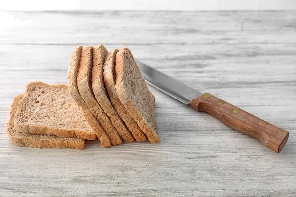 Scheibenbrot und Messer — Stockfoto