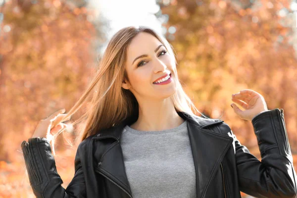 Mulher no parque de outono — Fotografia de Stock