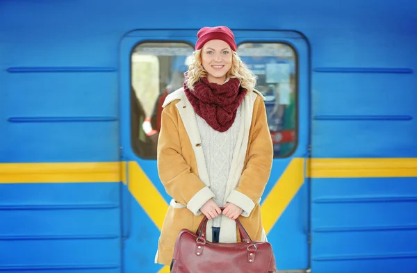 Femme à la gare — Photo