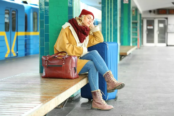 Kobieta Czeka Dworcu Kolejowym Walizką — Zdjęcie stockowe