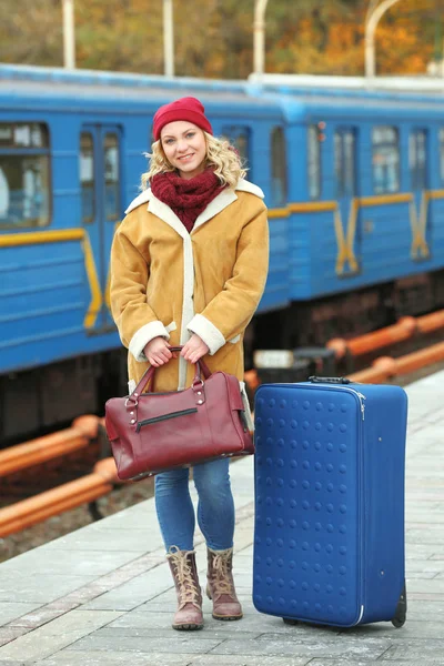 Nő a vasútállomáson — Stock Fotó