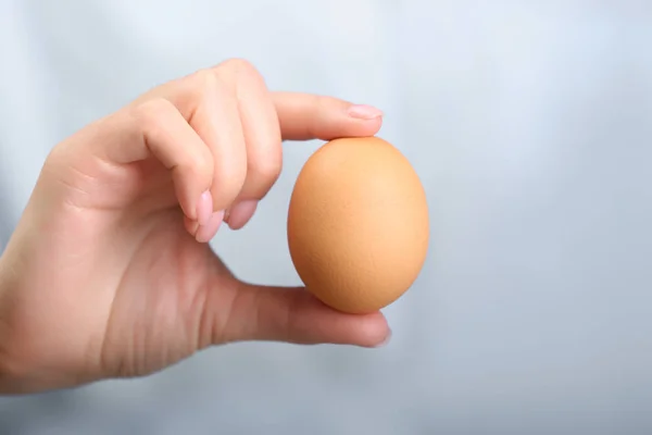 Hand holding raw egg — Stock Photo, Image