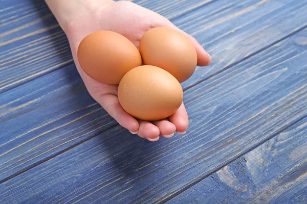 Mujer sosteniendo huevos crudos —  Fotos de Stock