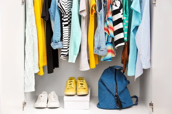 Abbigliamento appeso al rack — Foto Stock