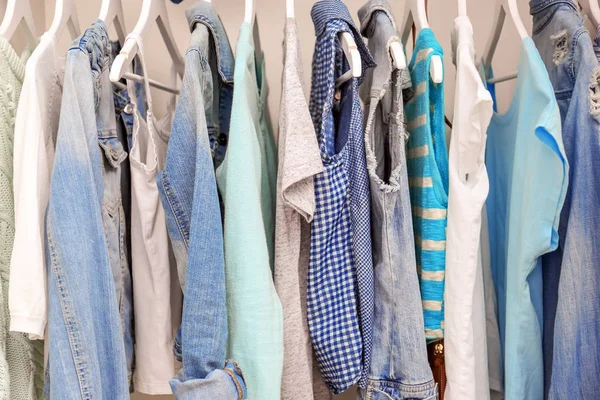 Ρούχα που κρέμονται στο ράφι — Φωτογραφία Αρχείου