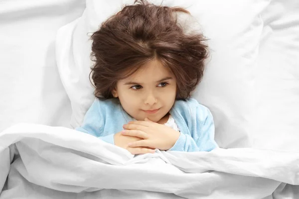 Κορίτσι ξαπλωμένο στο κρεβάτι — Φωτογραφία Αρχείου