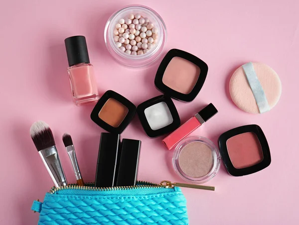 Bolso cosmético y productos de maquillaje — Foto de Stock