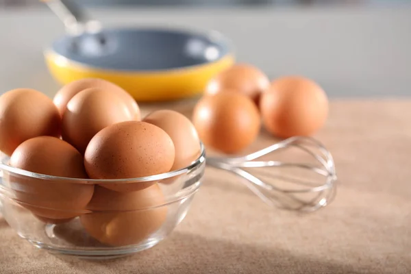 Huevos crudos en tazón —  Fotos de Stock