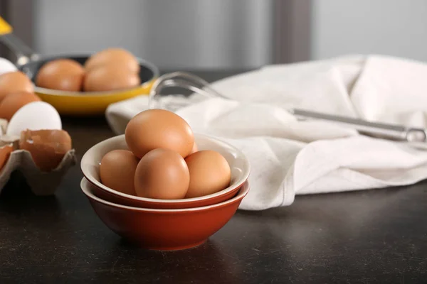 Huevos de pollo crudos —  Fotos de Stock