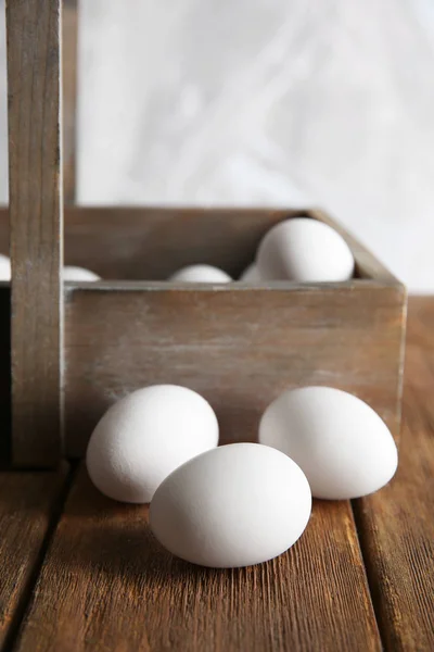 Сирі яйця на столі — стокове фото