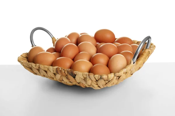 Wicker kurv med brune egg – stockfoto