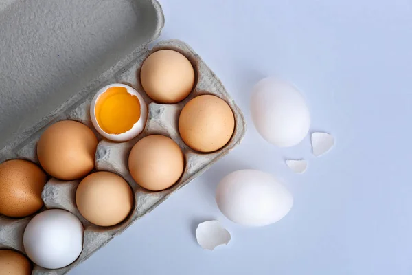 Surowe jaja w pakiecie — Zdjęcie stockowe
