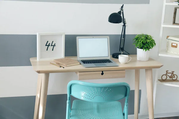 Lieu de travail avec ordinateur portable sur la table — Photo