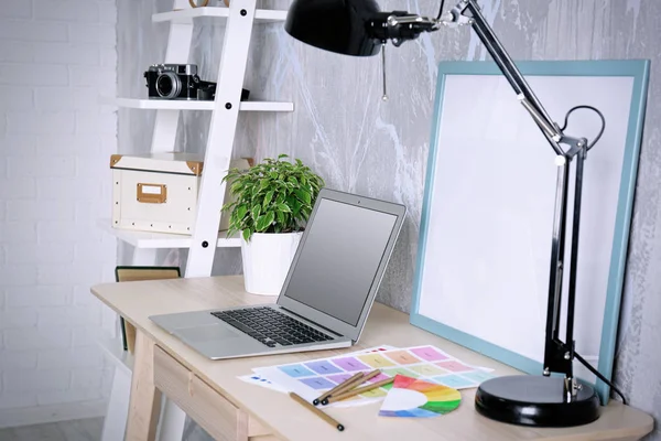 Arbetsplatsen med laptop på bord — Stockfoto