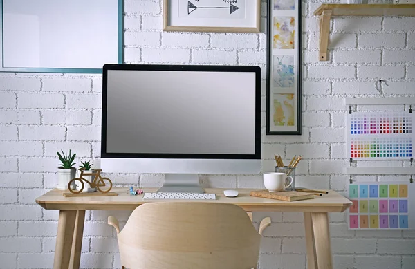 Arbeitsplatz mit Computer auf dem Tisch — Stockfoto