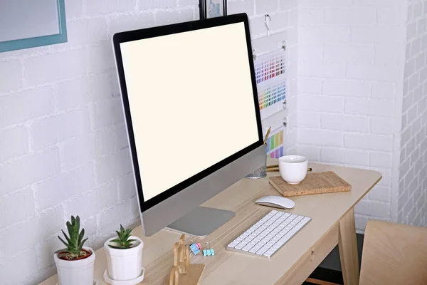 Lugar de trabajo con ordenador en la mesa — Foto de Stock