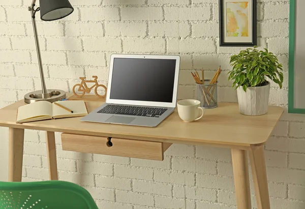 Рабочее место с ноутбуком на столе — стоковое фото