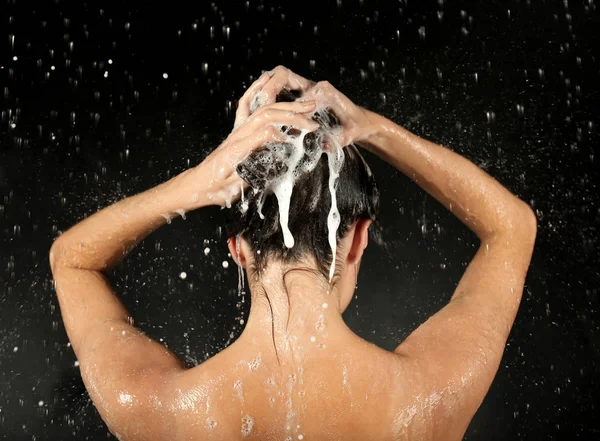 Frau wäscht Kopf — Stockfoto