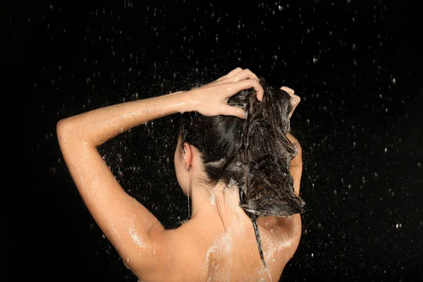 Kvinnan tvätt huvud — Stockfoto
