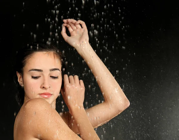 Kvinna tvätta kroppen — Stockfoto