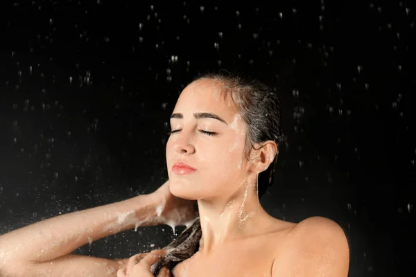 Mulher lavando corpo — Fotografia de Stock