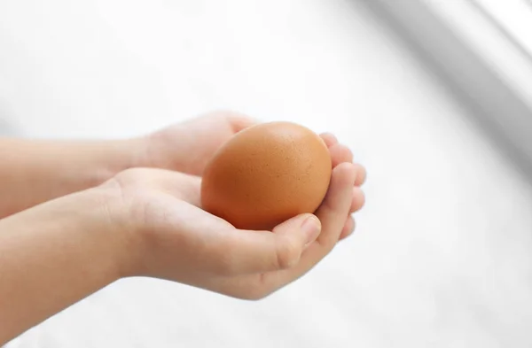 Child hands holding egg — Stock Photo, Image