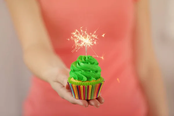 Mulher segurando cupcake saboroso — Fotografia de Stock