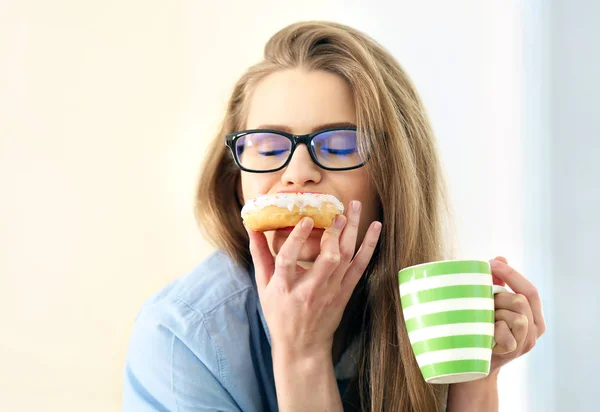 Kvinna med välsmakande donut — Stockfoto
