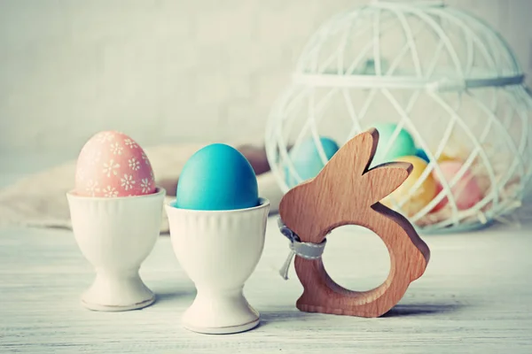 Uova di Pasqua e coniglio figura — Foto Stock