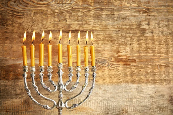 Menorah กับเทียนสําหรับ Hanukkah — ภาพถ่ายสต็อก