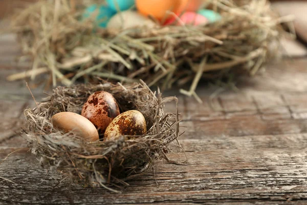 Nest met paaseieren op tafel — Stockfoto