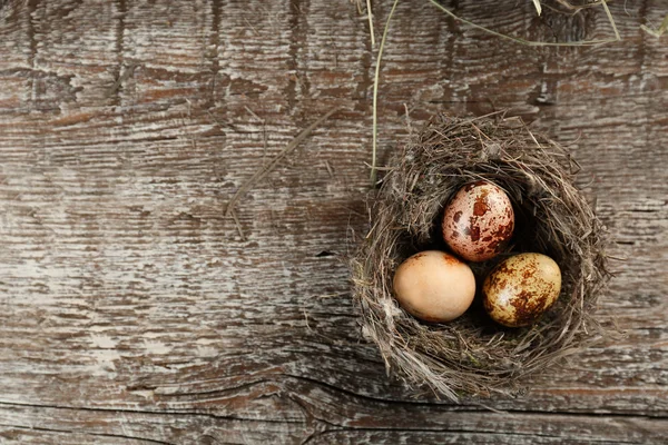 Boet med påskägg på bord — Stockfoto