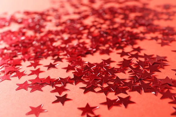 Яркие конфетти в форме звезд — стоковое фото