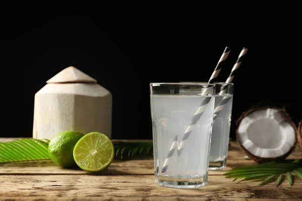 Due bicchieri di acqua di cocco — Foto Stock