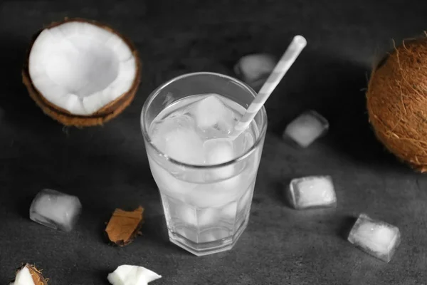 Verre d'eau de coco — Photo