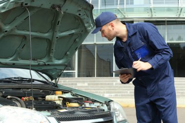 Makinist önünde açık araba 