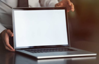 İşadamı gösteren dizüstü bilgisayar monitörü