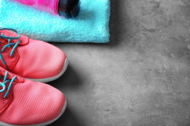 Tablo üzerinde spor ayakkabı 