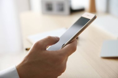 Akıllı telefon kullanan adam.