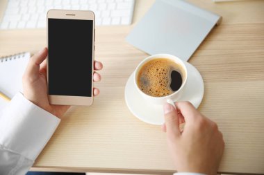 Akıllı telefon kullanan adam.