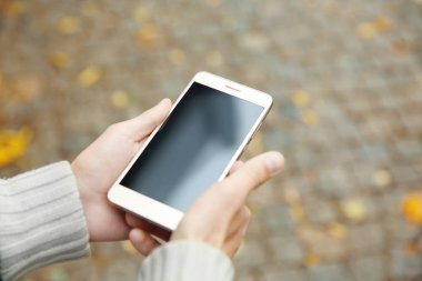 Akıllı telefon tutan adam.