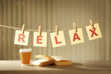 Kordon üzerinde asılı kelime kartları 