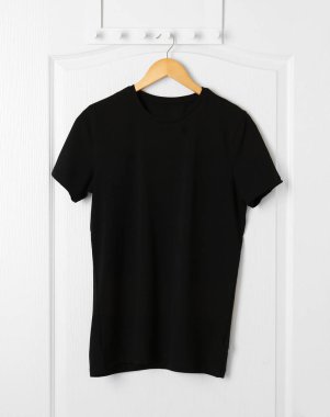 Kapıda asılı boş t-shirt