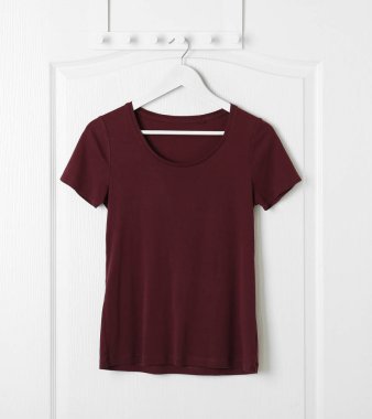 Kapıda asılı boş t-shirt