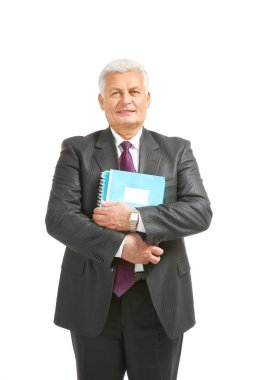 Kıdemli adam defter ile 